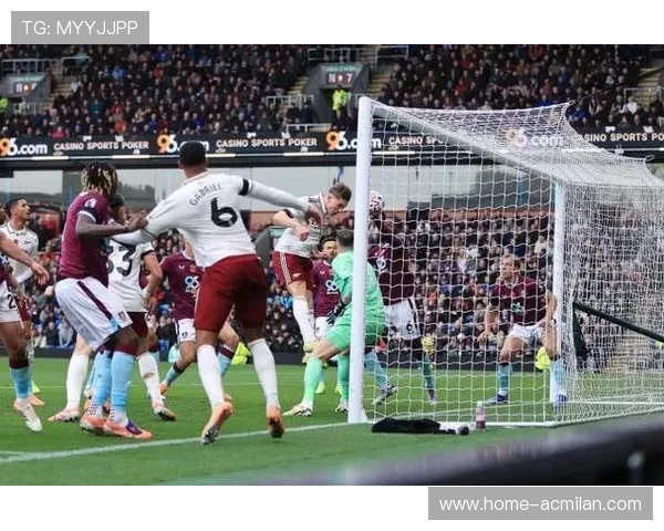 阿森纳边路突破训练：球员在训练中磨练二过一配合