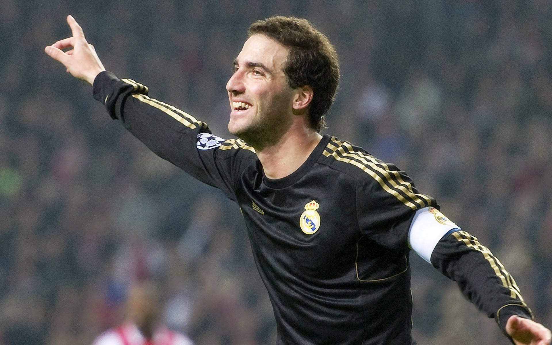 五大联赛争冠球队出场阵容中缺席后的战术重构，五大联赛全胜夺冠的球队